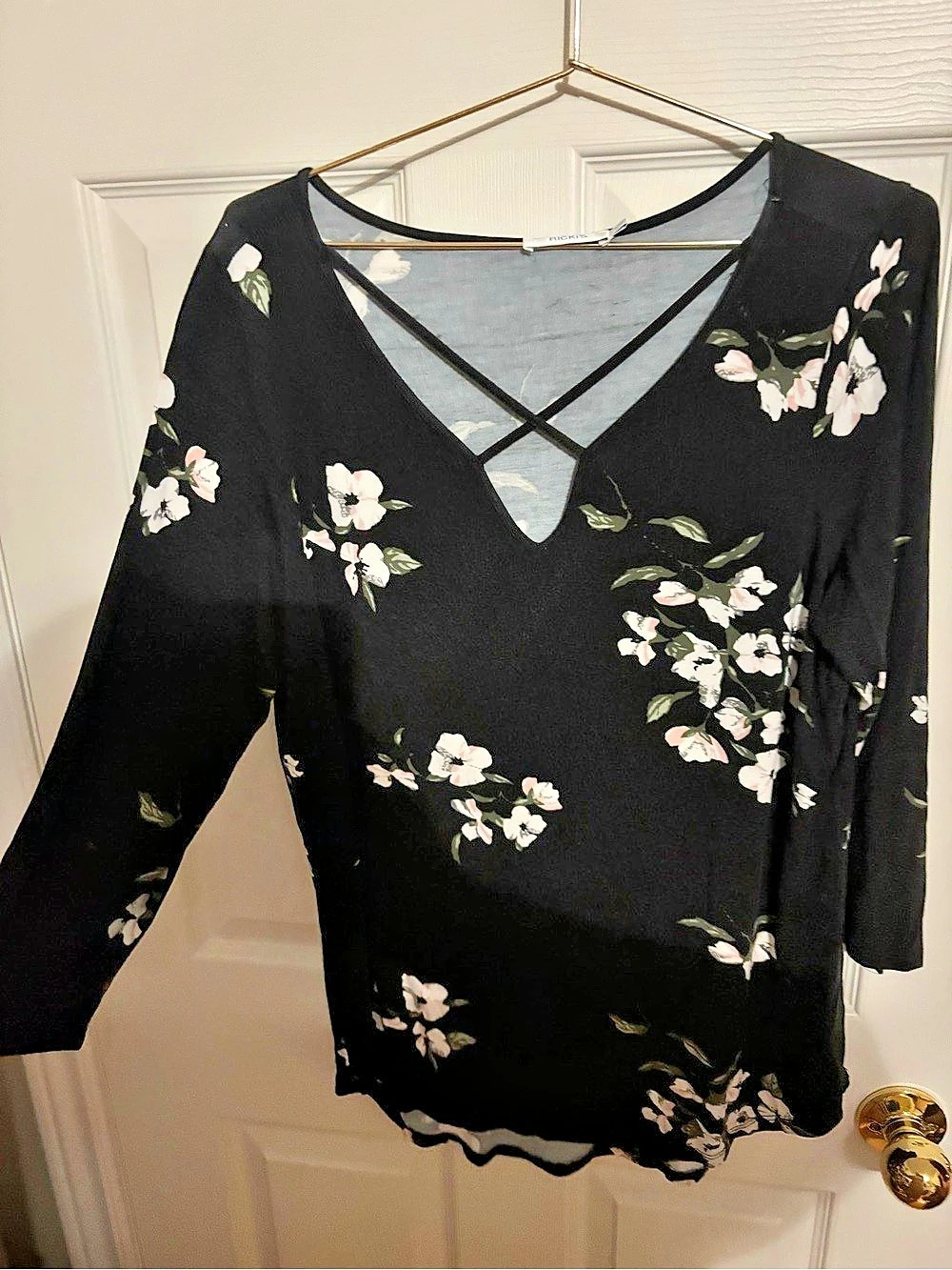 Ricki's Floral Crisscross Neck Blouse in Black & Pink Size Large